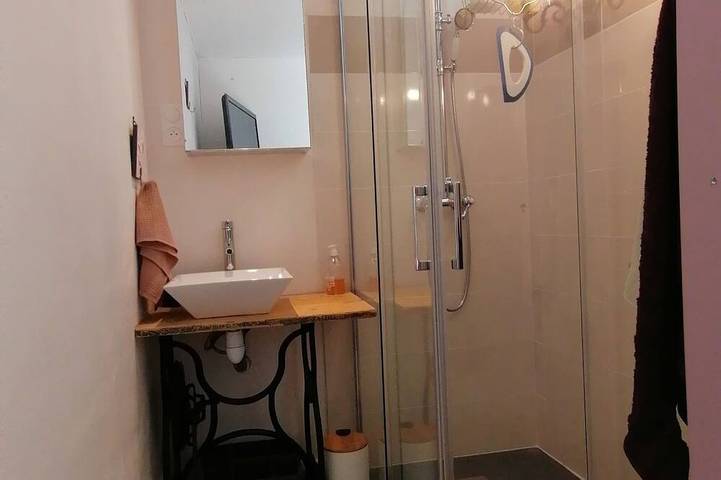 Location de vacances pour 2 personnes, avec jardin et piscine à Cachen - 2