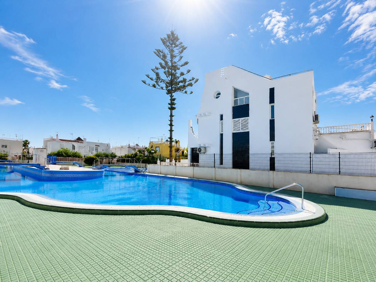 Appartement entier, Charmant Bungalow Supérieur avec Terrasse et Piscine Commune à Torrevieja in Torrevieja, Costa Blanca