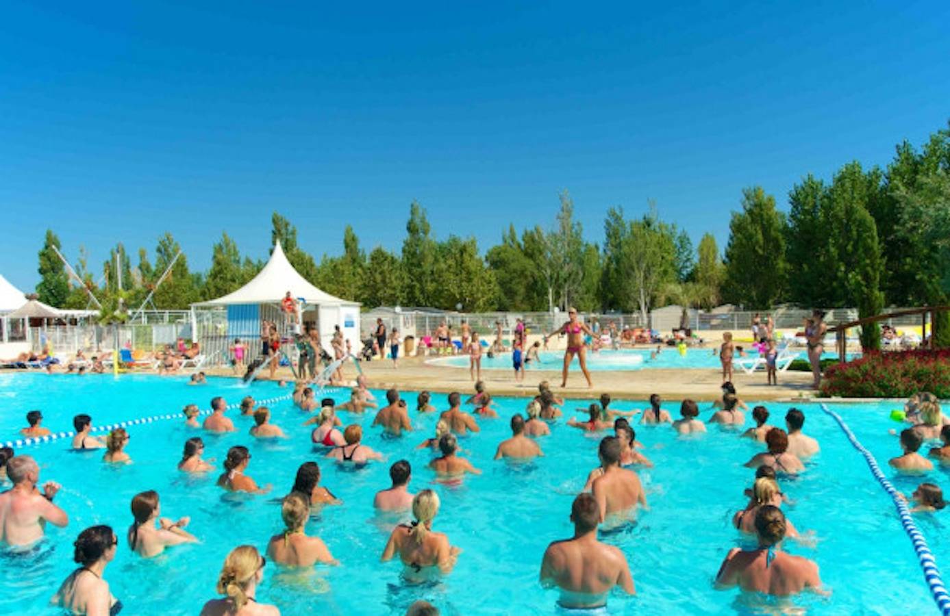 Charming bungalow near Vias with shared pool in Vias Plage, Vias