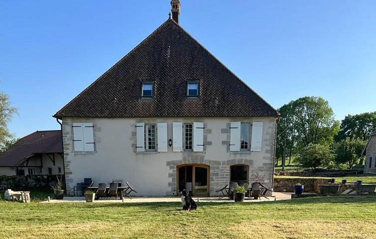 Gîte pour 15 personnes, avec jardin ainsi que piscine et terrasse, animaux acceptés dans Aresches