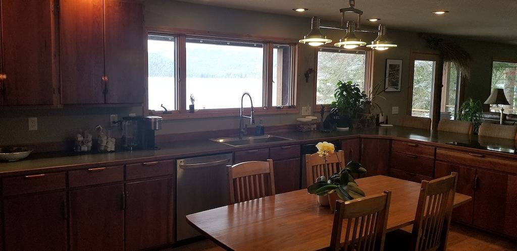 Brand New Listing. Remodeled lake home, private beach and dock in Kaniksu Nationalwald