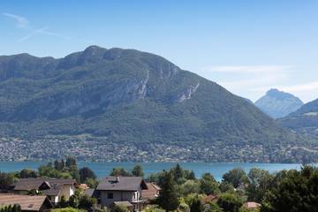 Location de vacances pour 8 personnes, avec vue sur le lac ainsi que terrasse et jardin sur le Lac d'Annecy
