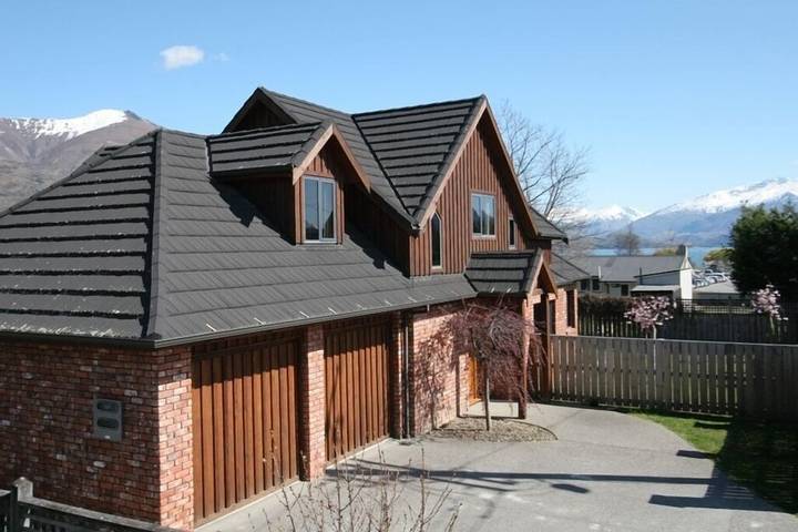 Holiday home for 10 people, with balcony on South Island New Zealand
