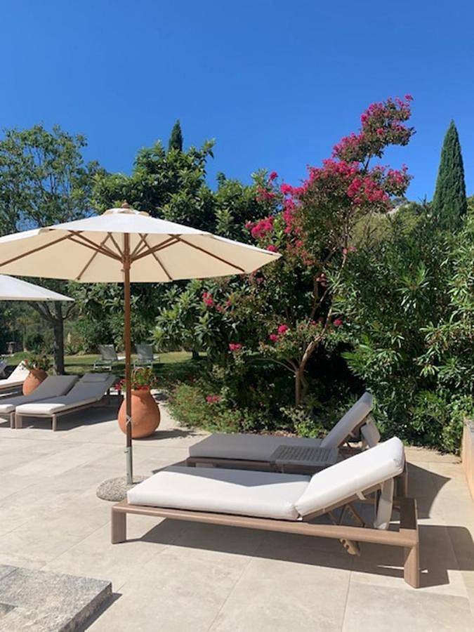 Location de vacances pour 2 personnes, avec jardin ainsi que vue et piscine à Orgone