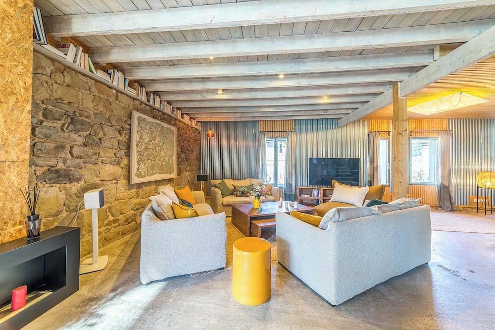Loft urbain d'exception avec piscine : l'adresse idéale pour vacances rêvées. in Brive-la-Gaillarde, Région de Brive-la-Gaillarde