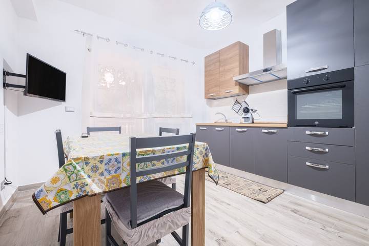 Entire apartment, Holiday Apartment "Damilhouse 3" with Balcony and Wi-Fi in Messina, Messina Province