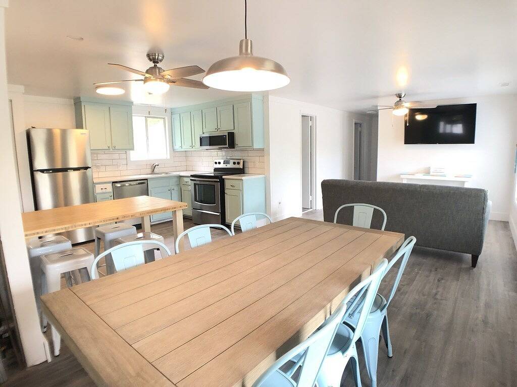 Beach House Cottage- 3 min to Beach - Remodeled, 2 screened in porches, big yard in Oak Island (NC), Brunswick County