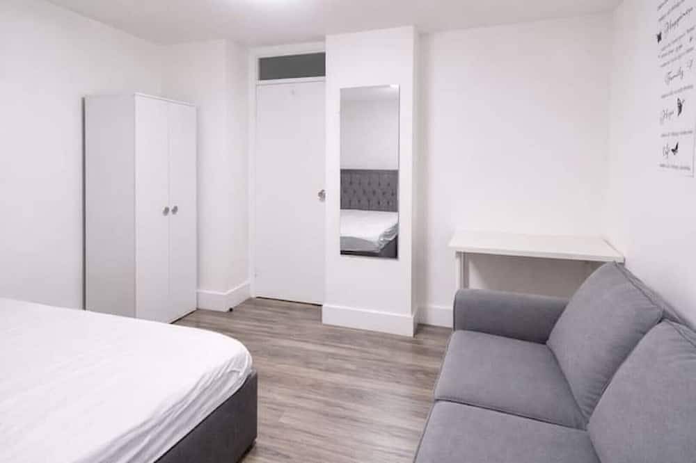 Entire apartment, Elegant Flat | 2-Min Walk to Watford Junction in Watford, Hertfordshire