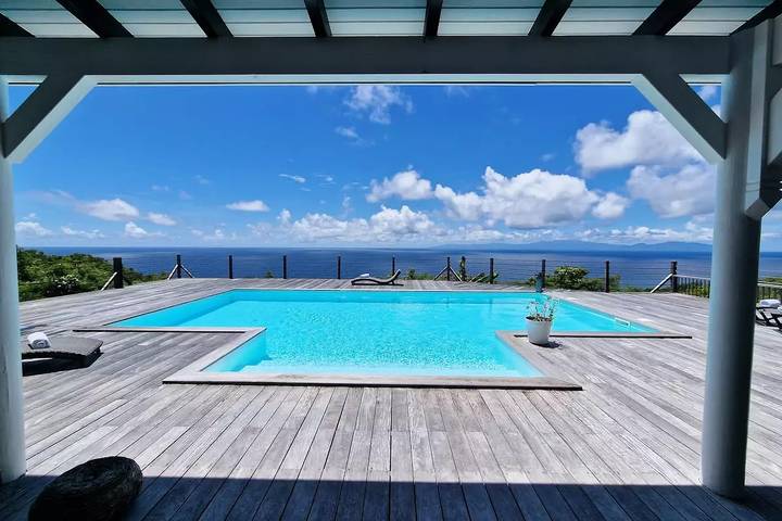 Villa pour 8 personnes, avec vue ainsi que jardin et piscine