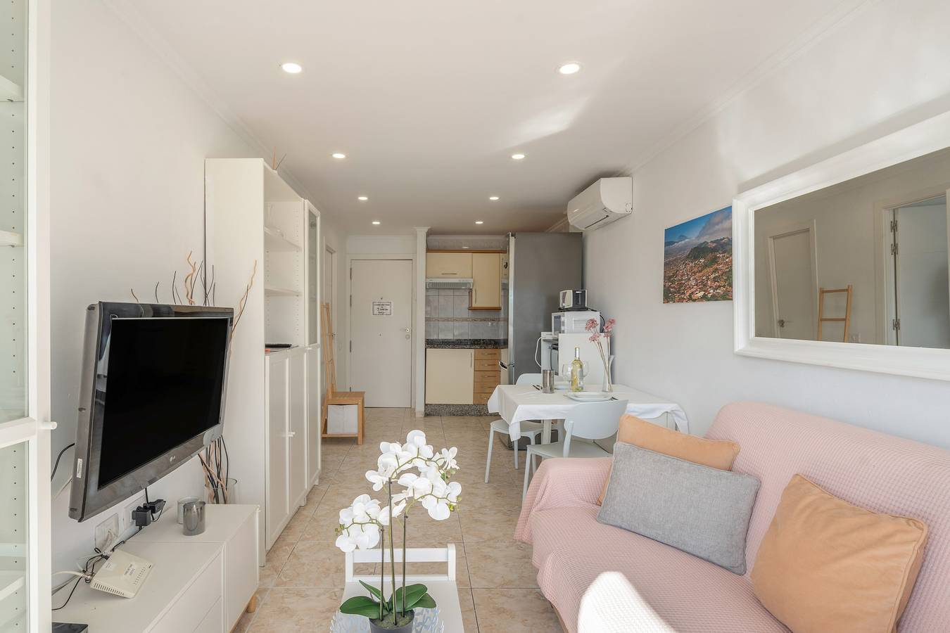 Entire apartment, Holiday Apartment 'Sunshine Sea' with Sea View, Wi-Fi and Air Conditioning in Playa de las Américas, Arona