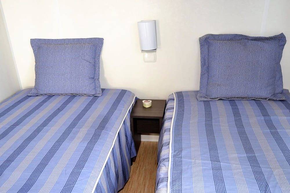 Bungalow with pool, gardens and lake. in Paderne, Faro Distrikt