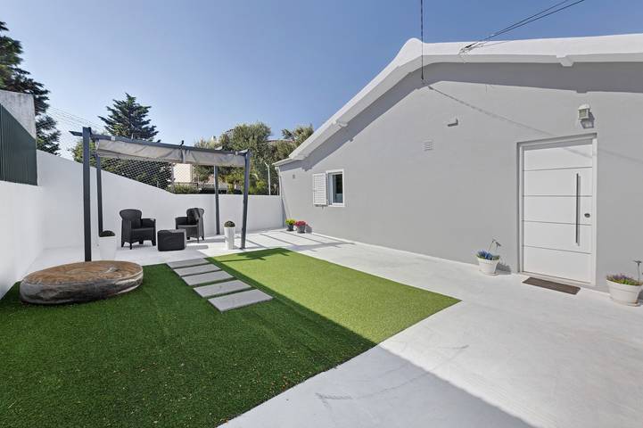 Holiday Home 'Piccola' with Private Garden, Balcony and Wi-Fi in Alcabideche, Costa de Lisboa