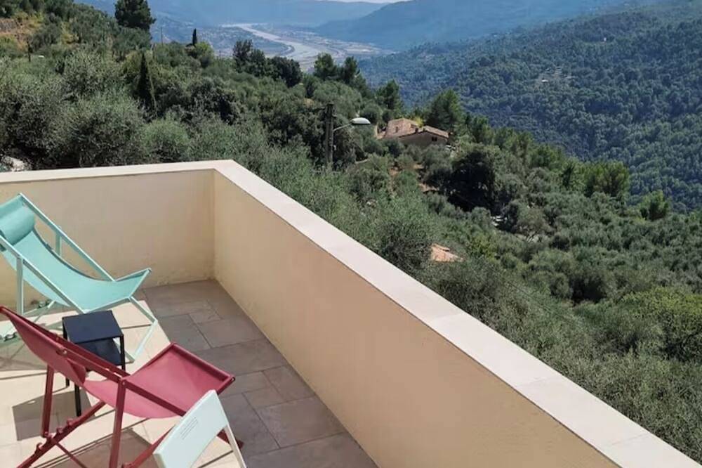 Entire apartment, Studio with pool and panoramic view in Gilette in Gilette, Nice region