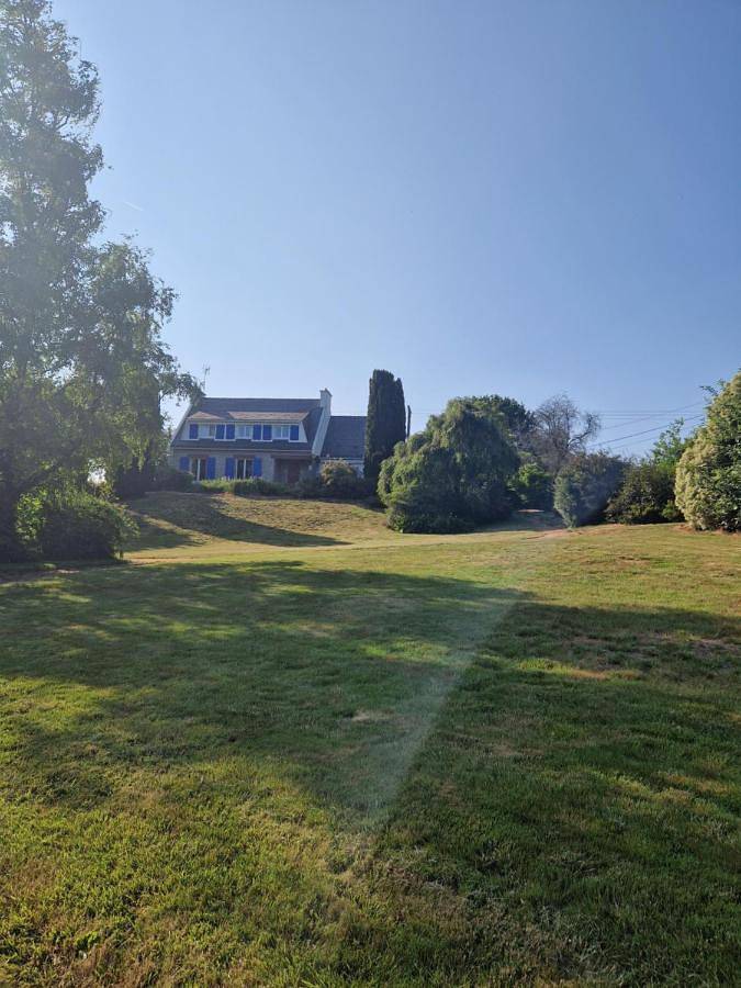 Location de vacances pour 10 personnes, avec terrasse ainsi que jardin et vue à Mellac