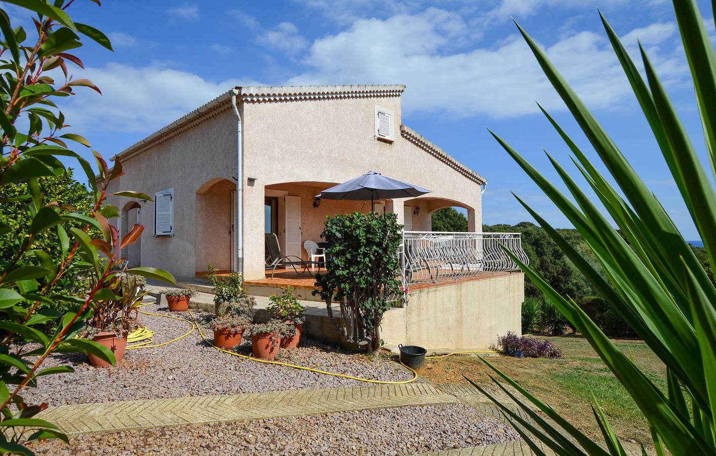 Entire holiday apartment, Cozy 2km to Beach: 100m² Apartment with Terrace & Parking in Cervione, Corte region