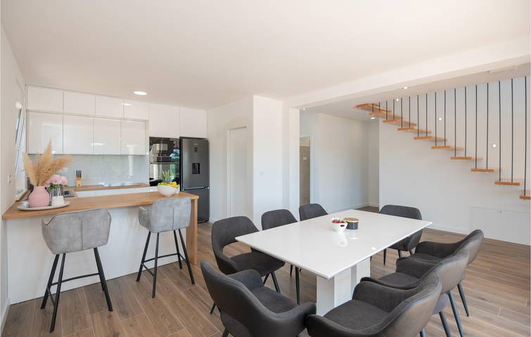 Geräumige Ferienwohnung mit Terrasse und WLAN, 2 km vom Fluss entfernt in Imotski, Makarska Riviera