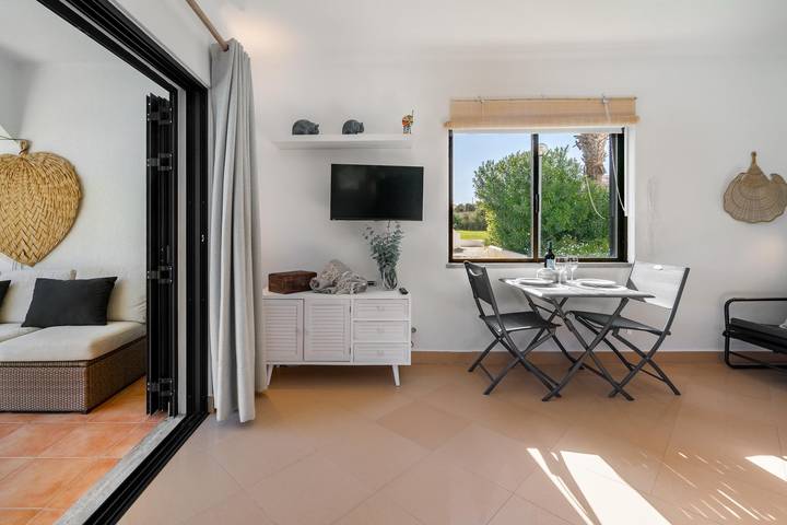Entire apartment, Studio Apartment 'Arribas Studio' close to the Beach with Shared Pool & Wi-Fi in Albufeira e Olhos de Água, Faro District