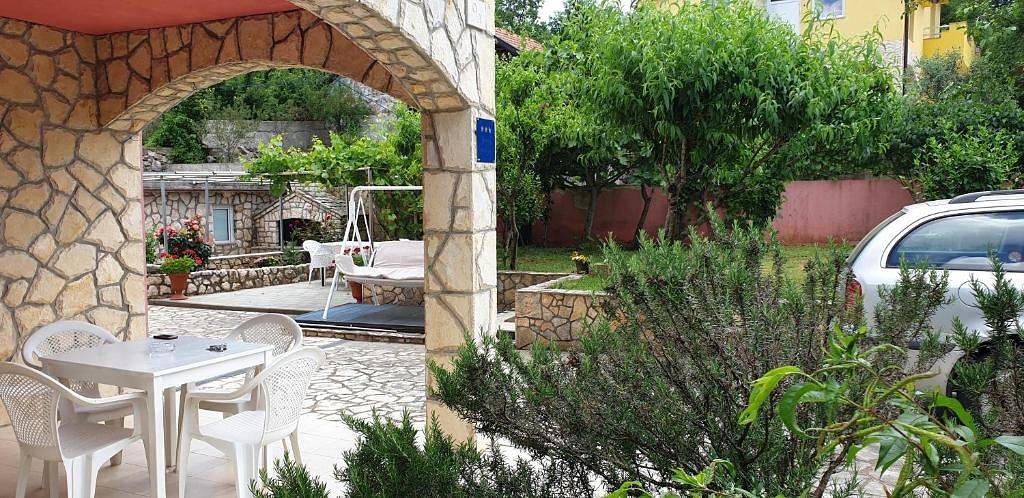 Ganze Wohnung, Geräumige Ferienwohnung im Erdgeschoss Roses 1 in ruhiger Lage auf der Insel Krk in Sveti Ivan Dobrinjski, Krk