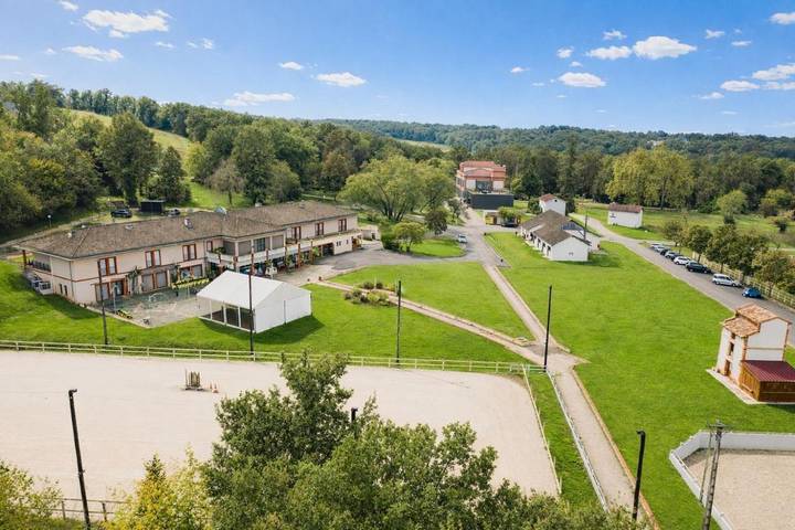 Hôtel pour 2 personnes, avec Terrasse et Vue à Saint-Étienne-de-Tulmont