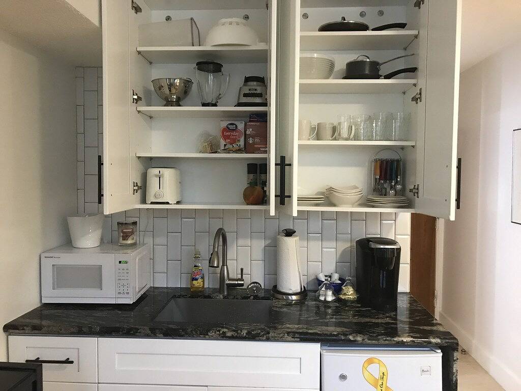 Ganze Wohnung, Delux Queen Room , 1 block to the Beach, Tv, Pool, Wifi in Palm Beach, Palm Beach County