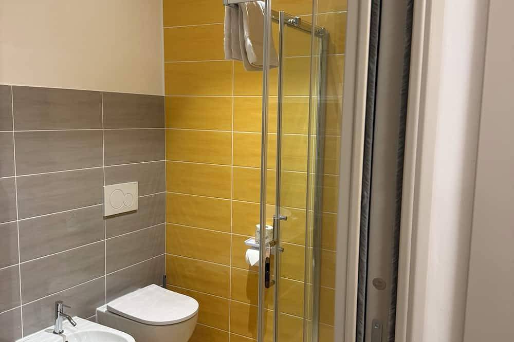 Residenceviagrande110 Rents Large Double Room With Private Bathroom And Balcony in Livorno, Etruskische Küste
