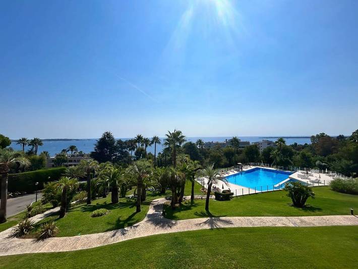 Location de vacances pour 4 personnes, avec piscine et jardin à Vallauris