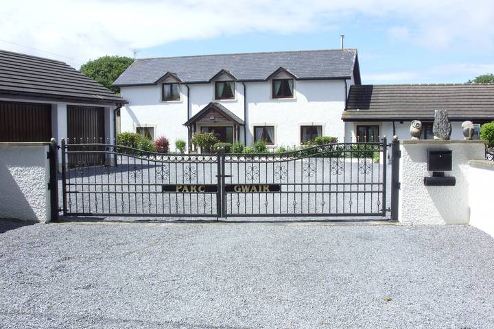 Holiday rental for 6 people, with hot tub and terrace as well as garden in Cardigan Bay