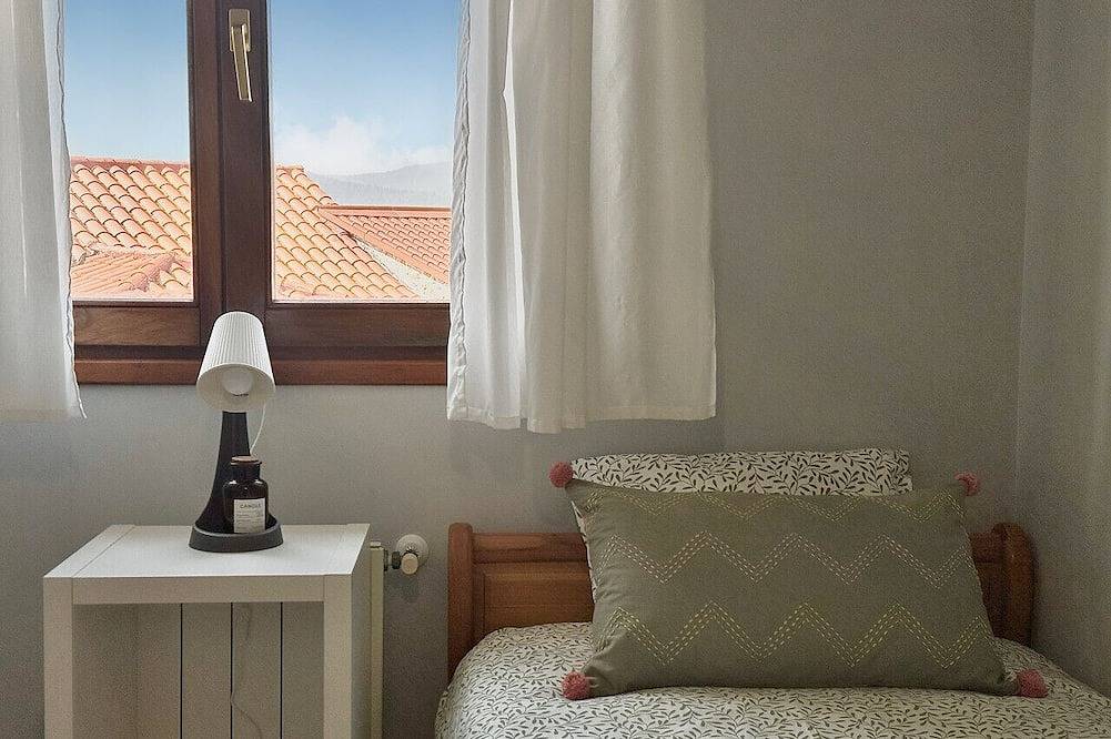 Apartamento entero, Beautiful and cozy apartment close to city center with a living room and bed room in Meruelo, Costa de Cantabria