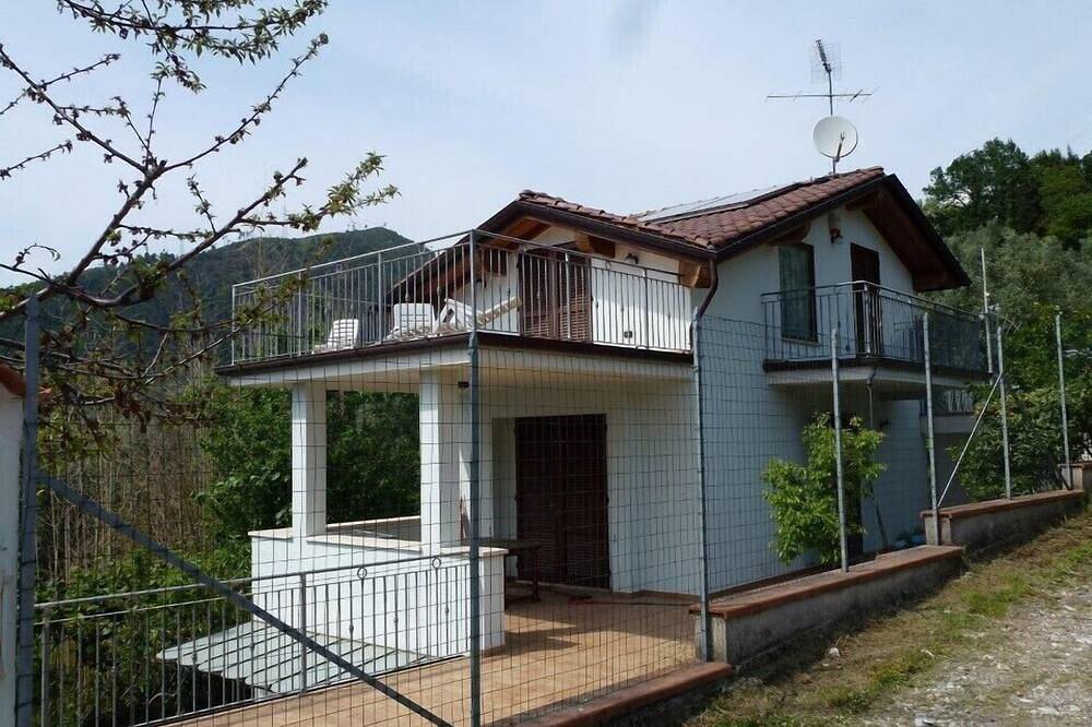 New beautiful villa, close to the sandy beach. Large terrace. Garden. in Pietrasanta, Costa de la Maremma