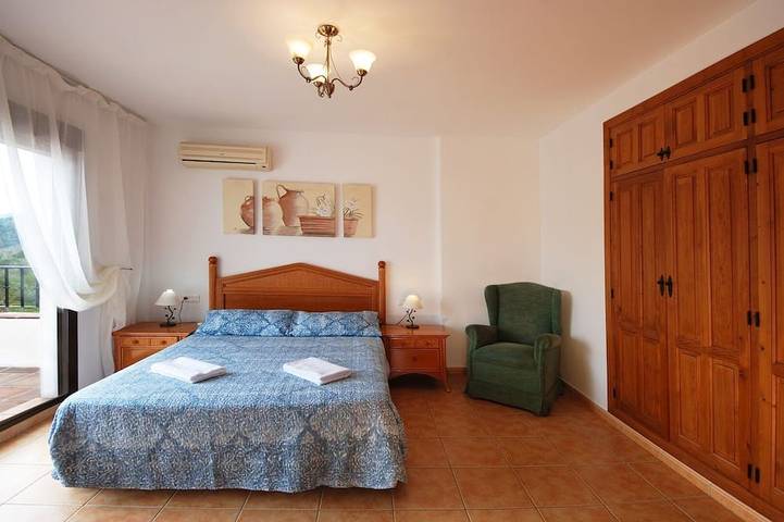 Villa Torcal 3, 8 Pers, beheiztes Schwimmbad, WIFI, BBQ, Haustierfreundlich. in Comares, Málaga Provinz