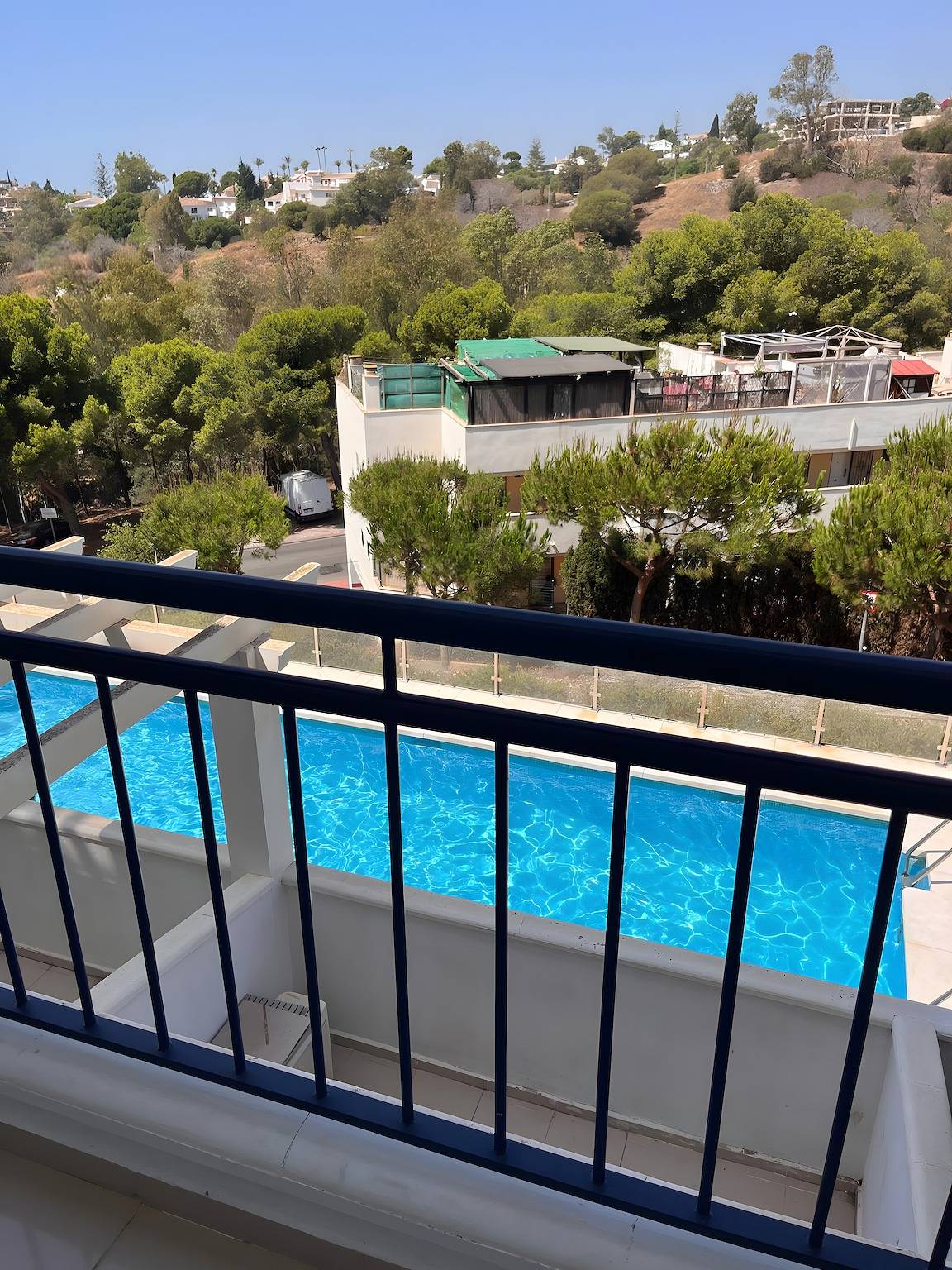 Entire apartment, Bright Sea & Mountain View Apartment in Benalmádena with Pool & Private Terrace in Benalmádena Costa, Benalmádena
