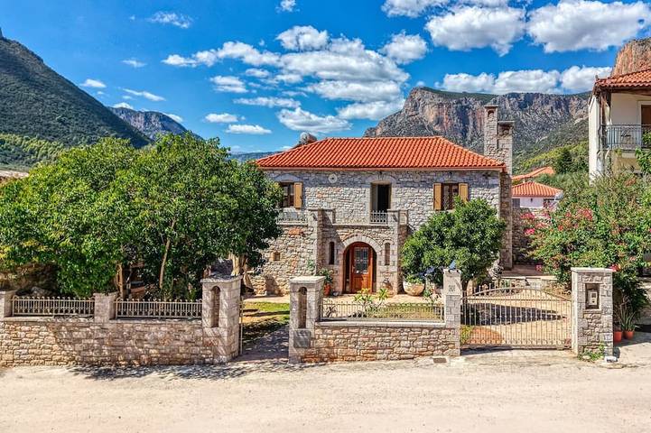Location de vacances pour 6 personnes, avec Balcon et Jardin dans Leonidion