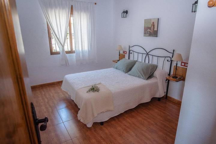 Casa rural para 6 personas, con piscina además de jardín y vistas, Se admiten mascotas en Sierras del Segura - 3