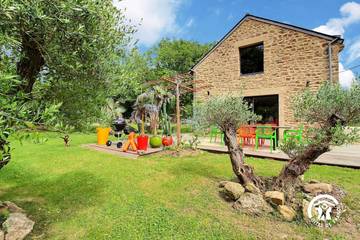 Gîte pour 9 personnes, avec terrasse ainsi que sauna et jardin à Plougoumelen