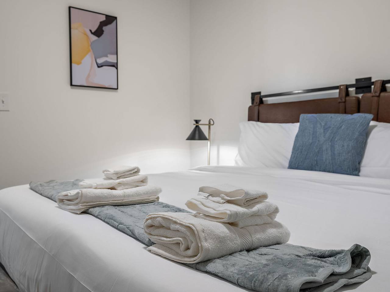 Entire apartment, Cozysuites Nlg w pool  bowling alley  sauna  23 in Minneapolis, Twin Cities