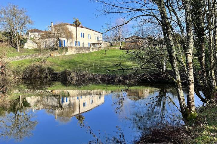 Gîte pour 7 personnes, avec jardin dans Sauvagnas