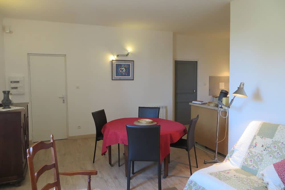 Entire apartment, In the Luberon, apartment in a Provencal country house in the heart of the pine forest in Pertuis, Parc naturel régional du Luberon