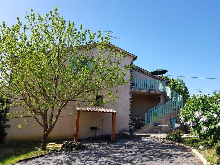 Location de vacances pour 4 personnes, avec terrasse ainsi que jardin et vue à Saint-Jean-le-Centenier