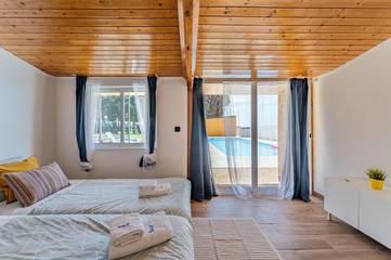 Gîte pour 2 personnes, avec jardin et vue ainsi que terrasse et piscine dans Angeiras