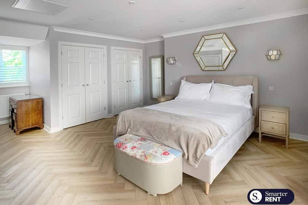 Chobham - 3 Bedroom Townhouse W/ Garden & Parking in Chobham, Surrey