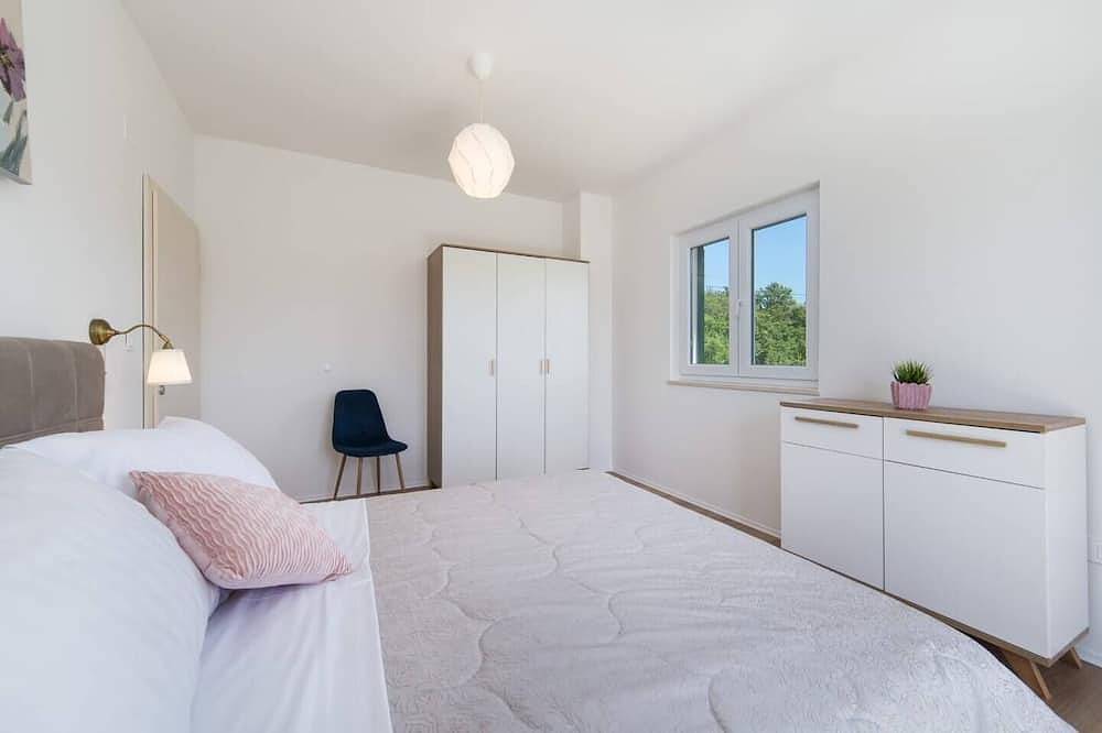 Villa Old Garden with heated Pool, private Tavern, and panoramic views in Makarska Riviera