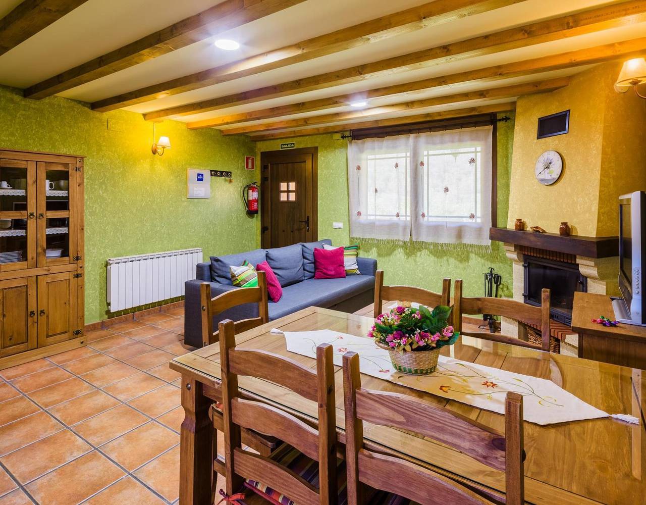 Apartamento 'Cuartal' con vistas a la montaña, piscina compartida y Wi-Fi in Caboalles de Abajo, Villablino