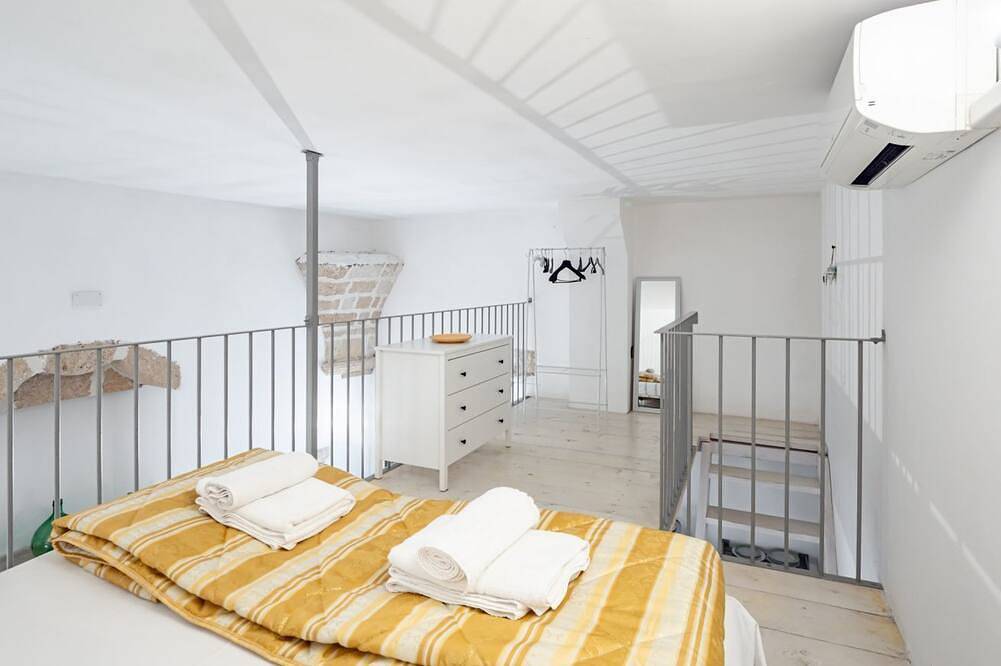 Apartamento entero, Cozy apartment on two levels that can accommodate up to 2 people, located in the center of Galatone, a lovely village in Salento a few km from the sea and close to Gallipoli and the Porto Selvaggio Natural Park. Halfway between the beaches of Santa Maria in Galatone, Golfo de Tarento