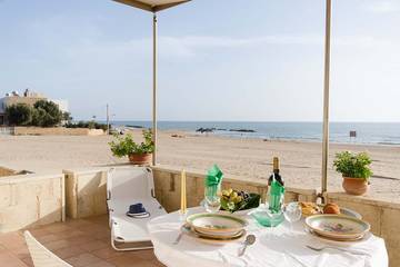 Location de vacances pour 6 personnes, avec terrasse et jardin à Donnalucata