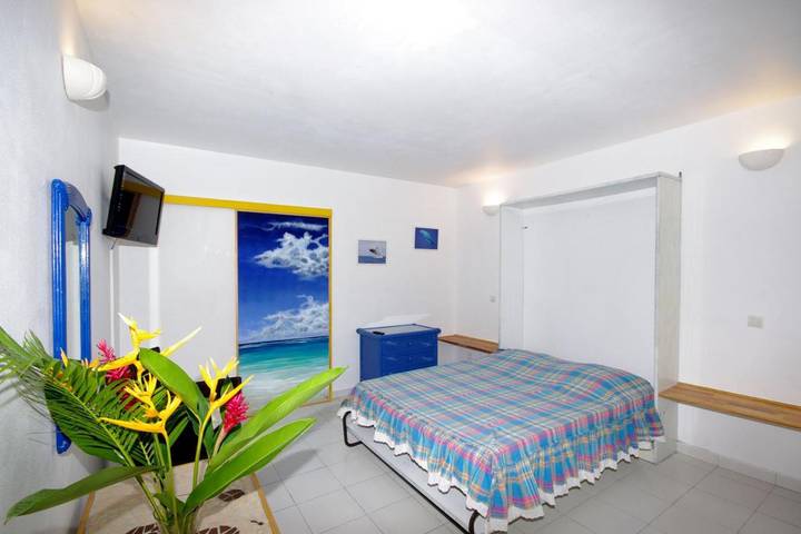 Gîte pour 4 personnes, avec piscine ainsi que vue et terrasse dans Port De Saint Francois - 3