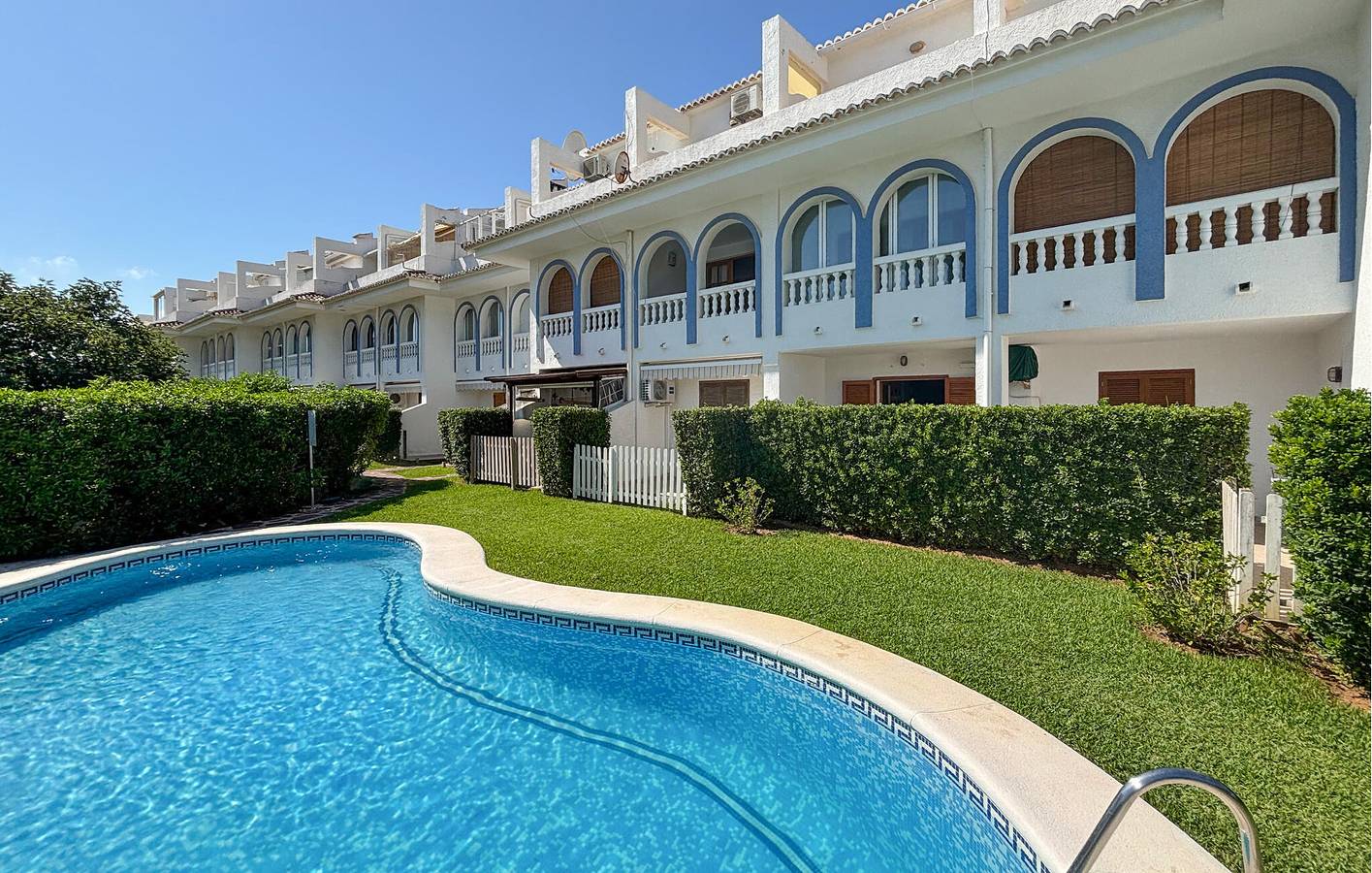 Apartamento vacacional entero, Apartamento en primera línea de playa con WiFi y parking, a 200m de Platja de l'Amadrava in Almadraba, Costa Blanca