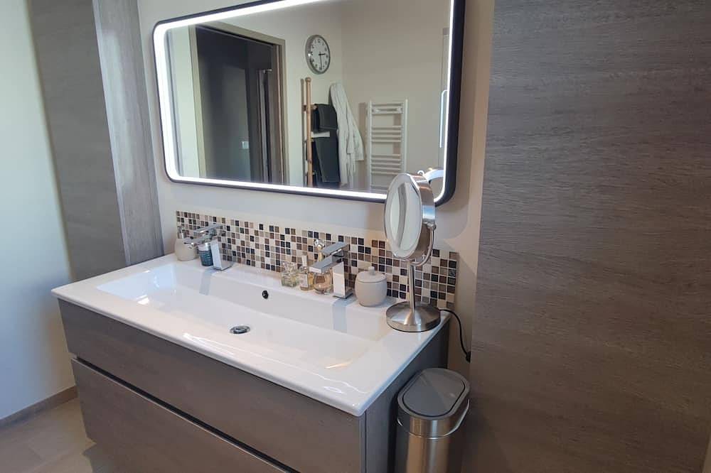 Promo Reduction 13% stay 14 days contemporary villa with pool in Pujaut, Region de Nimes