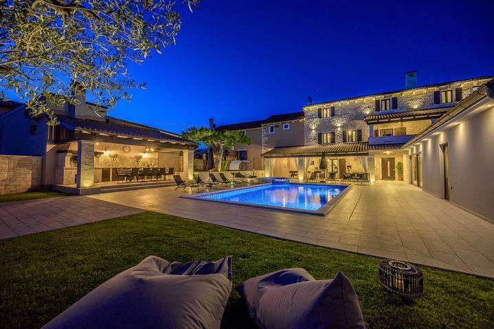 Ferienhaus für 12 Personen, mit Garten und Balkon sowie Pool