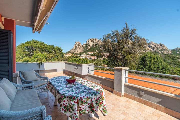 Accogliente casa vacanze con vista panoramica, terrazza e giardino in San Pantaleo, Olbia