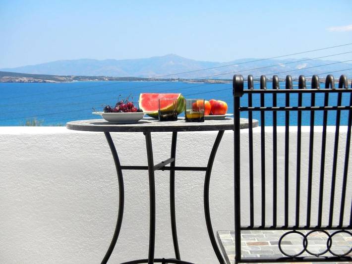 Bungalow für 4 Personen, mit Balkon und Terrasse sowie Garten und Ausblick auf Paros